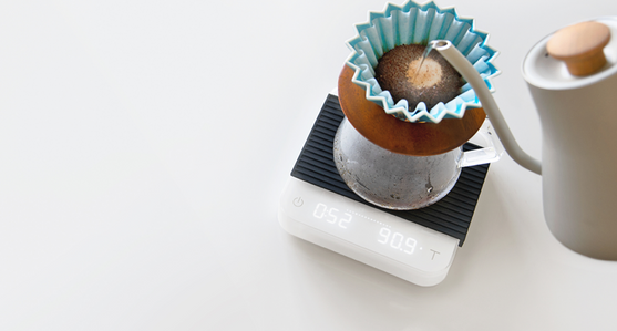 Brewing pourover coffee on a Pearl scalwé